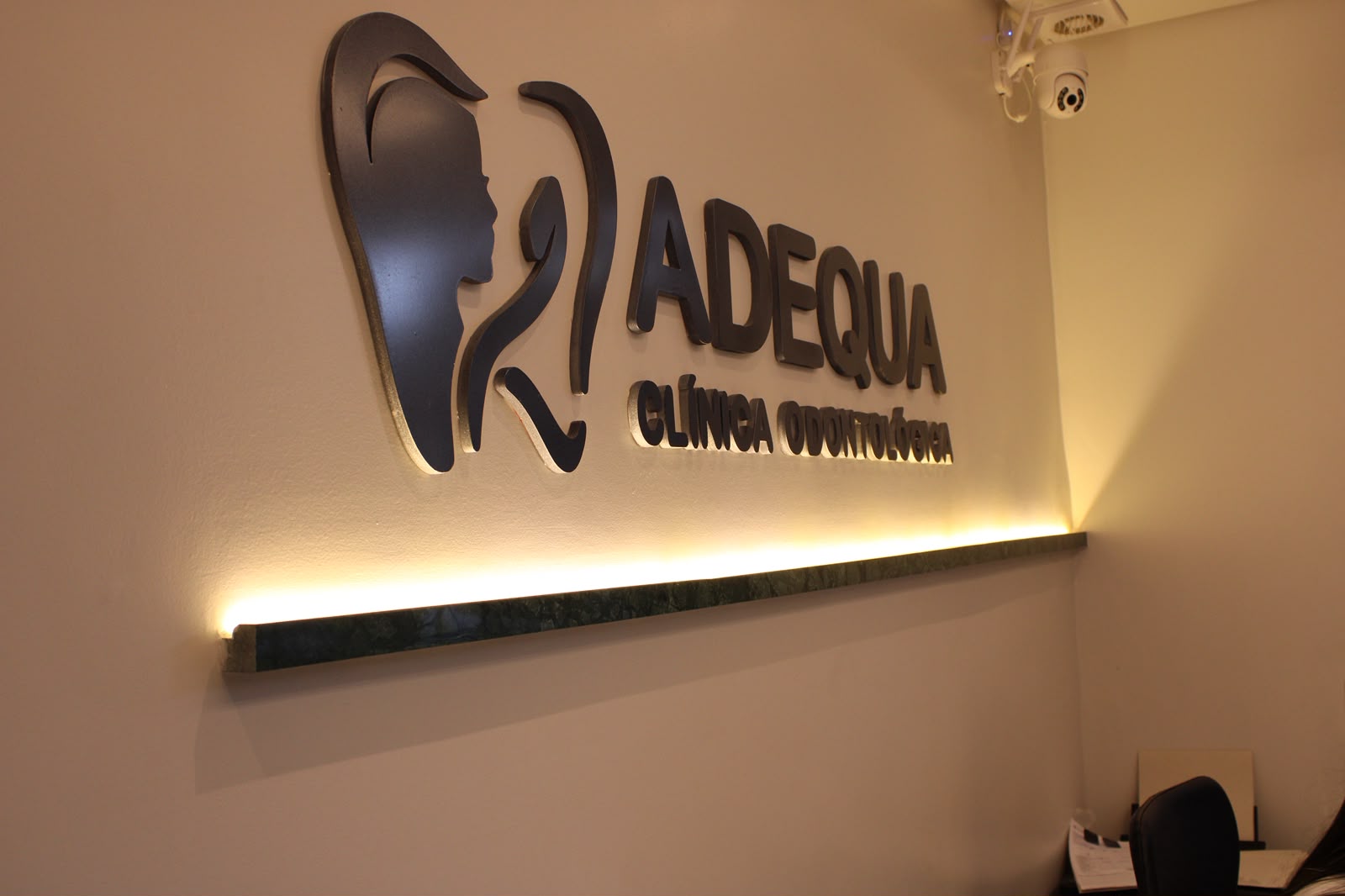 Recepção ADEQUA com logo em destaque